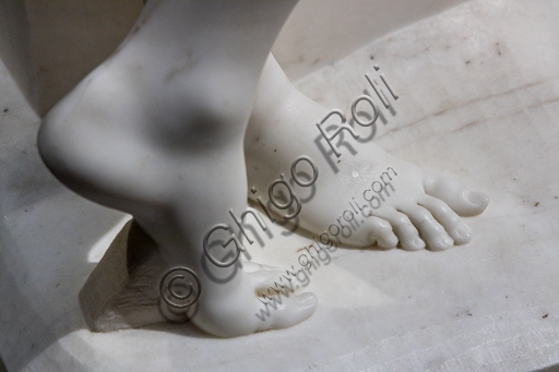 Dettaglio dei piedi della scultura in marmo Le Tre Grazie di Antonio Canova