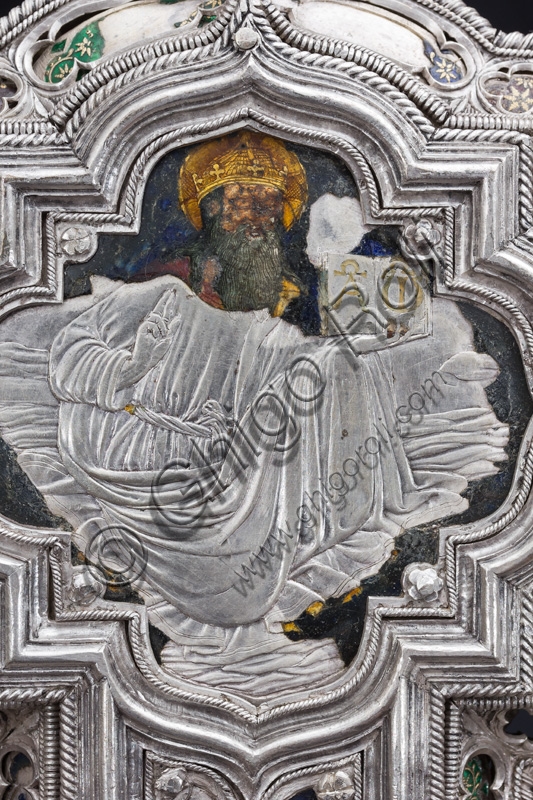 Dettaglio del recto della Croce del tesoro di San Giovanni, Dio Padre con Alfa e Omega, oreficeria rinascimentale, Museo Opera del Duomo Firenze
