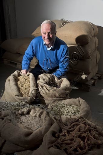 Egidio Tarantola Peloni, titolare della Distilleria Peloni, mostra le erbe per produrre l'amaro Braulio