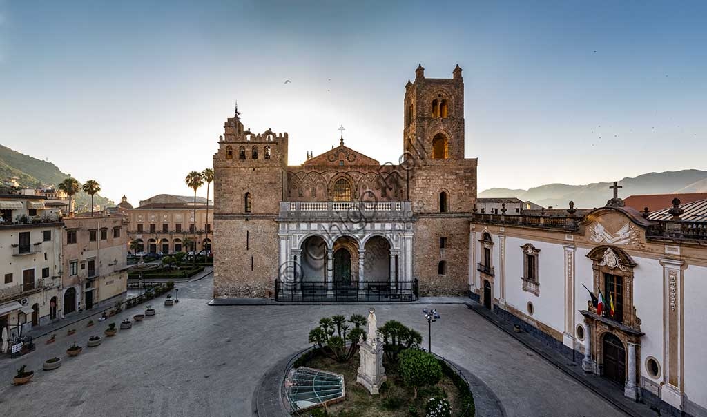 Veduta frontale della facciata del Duomo di Monreale con la piazza antistante, Sicilia