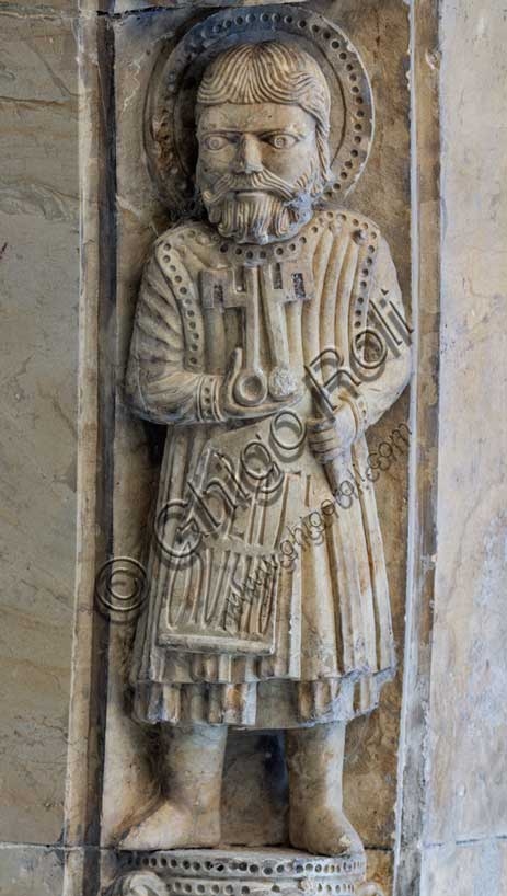 Dettaglio archivolto Duomo Fidenza: allegorie Beatitudini, San Pietro con chiavi, opera Antelami