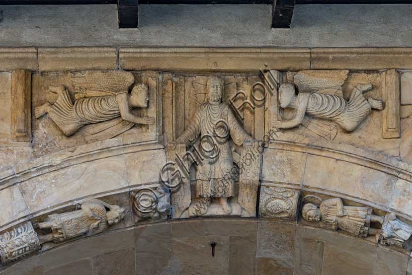 Dettaglio archivolto Cristo assiso Duomo di Fidenza scultura Antelami romanico