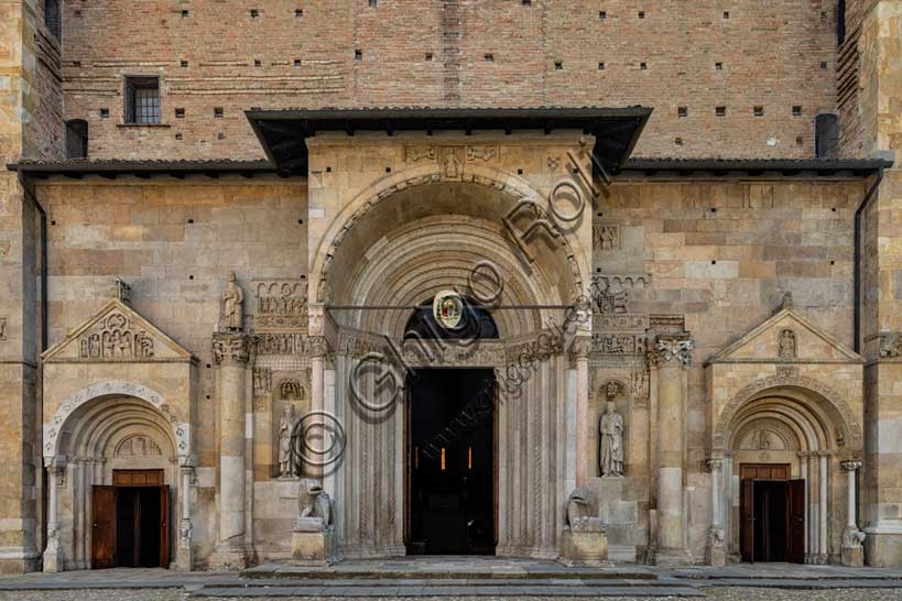 Particolare della facciata del Duomo di Fidenza con i tre portali romanici della Cattedrale di San Donnino