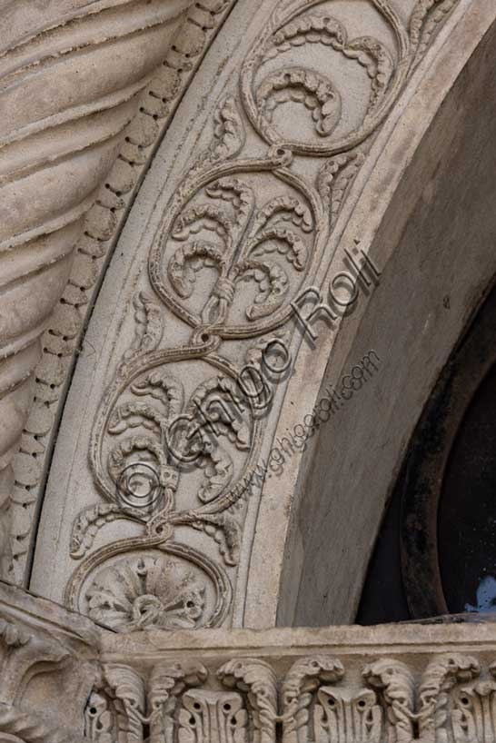Dettaglio scultoreo dei girali vegetali, fregio del portale del Duomo di Fidenza, opera di Benedetto Antelami