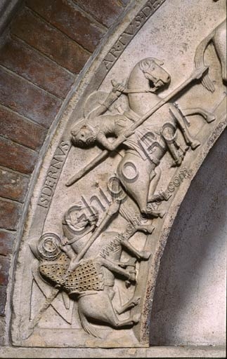 Sculptural detail from Modena Cathedral: Unnamed Knight and Sir Lancelot (Isdernus) on the Porta della Pescheria archivolt.