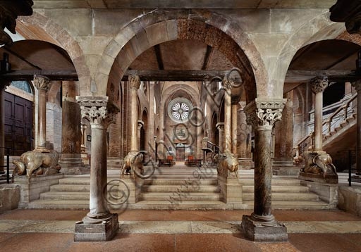 Vista della navata centrale e controfacciata del Duomo di Modena dalla cripta