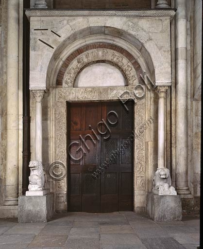Porta della Pescheria del Duomo di Modena, particolare scultoreo romanico con archivolti e stipiti decorati