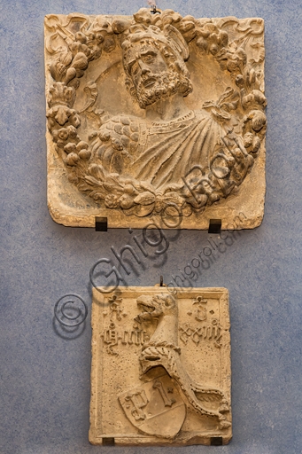 Rilievo scultoreo in marmo raffigurante Enea e stemma, opera rinascimentale del XV secolo a Firenze