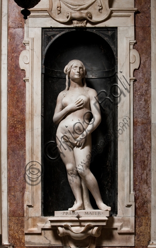 Statua in marmo di Eva, scolpita da Matteo Civitali, nella Cappella di San Giovanni del Duomo di Genova