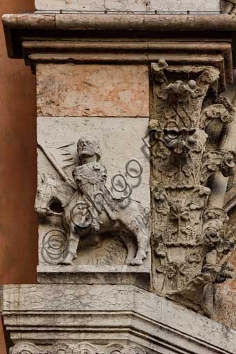 Dettaglio scultoreo del cavaliere sulla facciata del Duomo di Ferrara, Cattedrale di San Giorgio