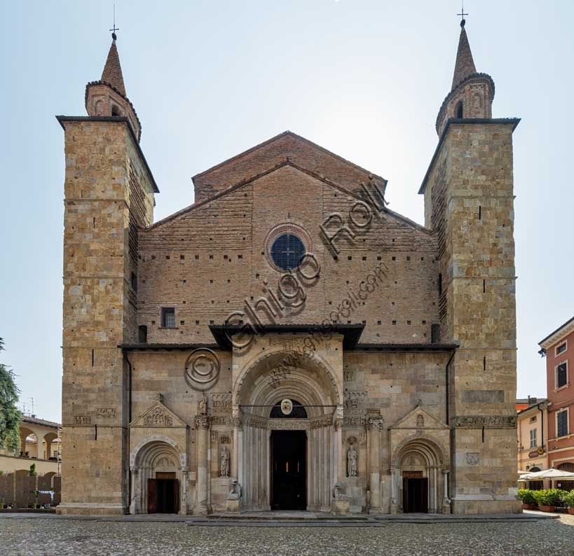 Facciata romanica del Duomo di Fidenza, Cattedrale di San Donnino, con sculture e rosone