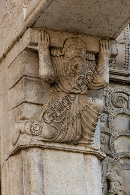 Scultura del telamone sinistro, protiro portale maggiore del Duomo di Fidenza (Cattedrale di San Donnino)