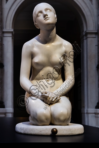 Faith in God marble sculpture by Lorenzo Bartolini, detail of the veiled female figure in prayer