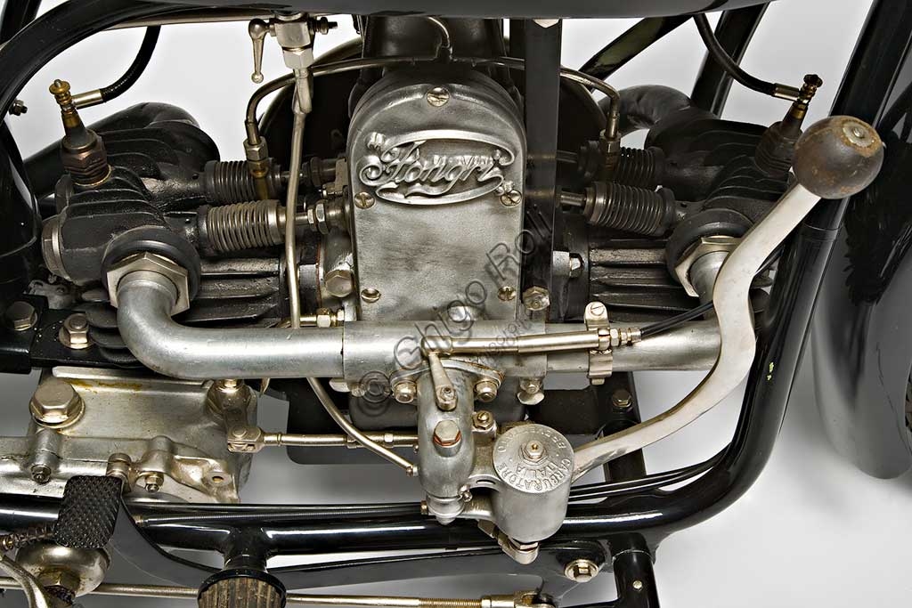 Fongri Sport Lusso 575 moto d'epoca del 1929 in condizioni restaurate, dettaglio motore e forcella a parallelogramma