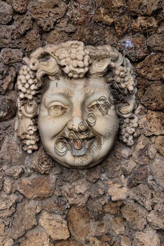 Fontana con volto di Bacco in stucco, Villa Medicea La Petraia, Firenze, giardino rinascimentale