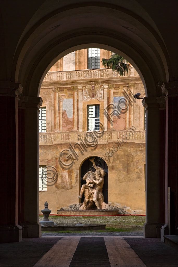 Fontana del Nettuno di Antonio Raggi nel cortile del Palazzo Ducale Estense di Sassuolo, Emilia-Romagna