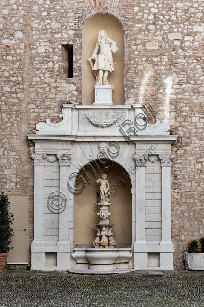Fontana monumentale con statua di Nettuno nel cortile di Palazzo Martinengo Cesaresco Novarino a Brescia
