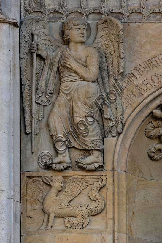 Dettaglio scultoreo della formella con angelo e arpia, facciata del Duomo di Fidenza, opera di Benedetto Antelami