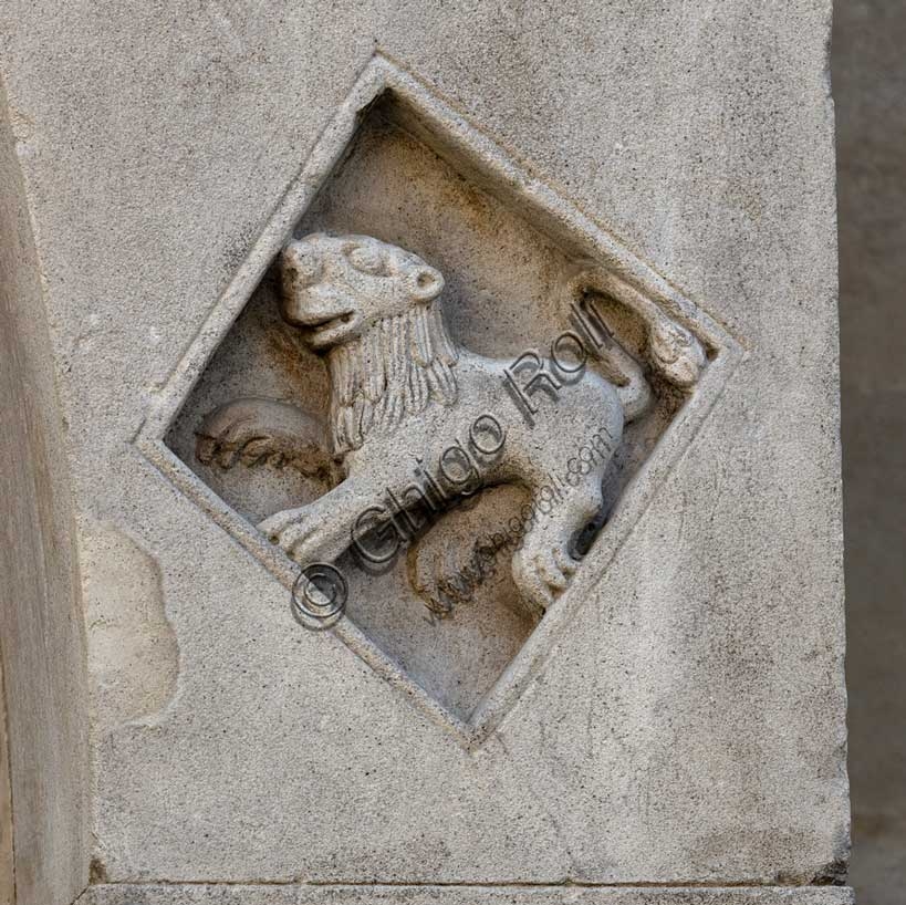 Scultura in marmo raffigurante l'allegoria della Fortezza, portale Duomo di Fidenza, opera di Benedetto Antelami
