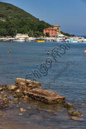 Fotografia dei forni etruschi sulla spiaggia del Golfo di Baratti con il porticciolo sullo sfondo