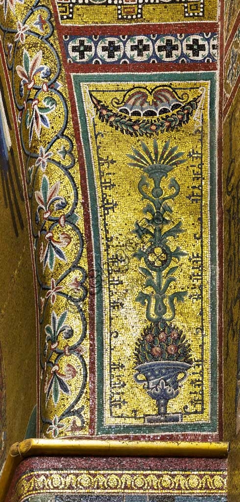 Fregio a mosaico bizantino su fondo oro nell'abside del Duomo di Monreale, Sicilia