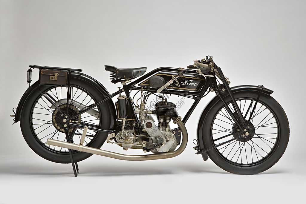 Frera SK 350 moto d'epoca italiana del 1928 in condizioni restaurate, vista laterale che mostra il motore monocilindrico e il telaio