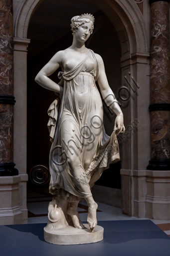Scultura in marmo della Tersicore danzante, opera di Gaetano Matteo Monti del 1820, particolare del panneggio e della posa