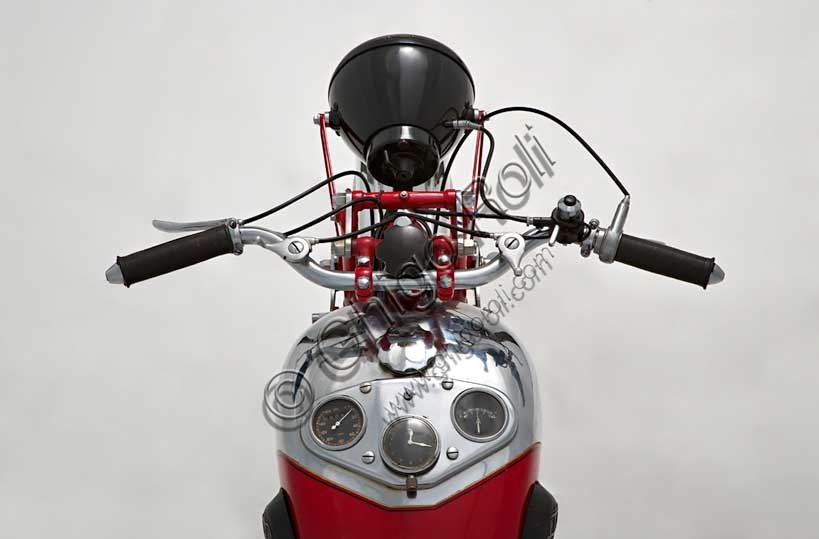 Motocicletta d'epoca Ganna 250cc modello 1935 restaurata, con motore monocilindrico Rudge Python e serbatoio con strumentazione incorporata.