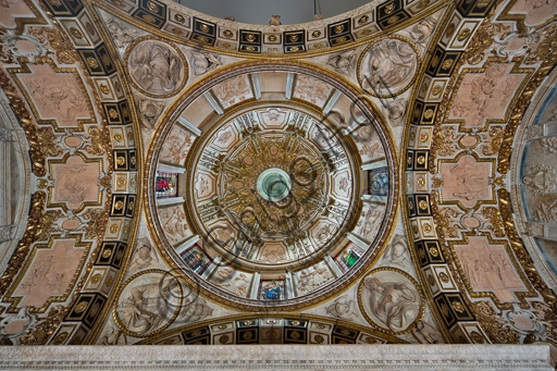 Veduta zenitale architettonica della cupola nella Cappella di San Giovanni, Duomo di San Lorenzo a Genova, Italia