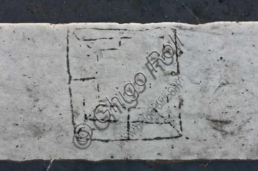 Incisione del Gioco del Filetto su gradino del Duomo di San Lorenzo, Genova, Liguria