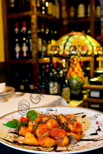 Un piatto di gnocchi al tartufo servito al Ristorante Tre Marchetti nel centro di Verona.