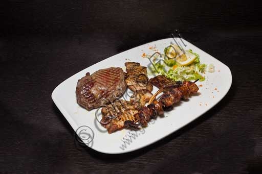 Grigliata mista di carne con diversi tagli cotti alla griglia su un piatto di portata