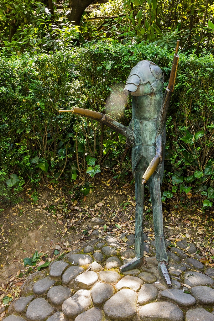 Statua del Grillo Parlante in bronzo e acciaio di Pietro Consagra al Parco di Pinocchio