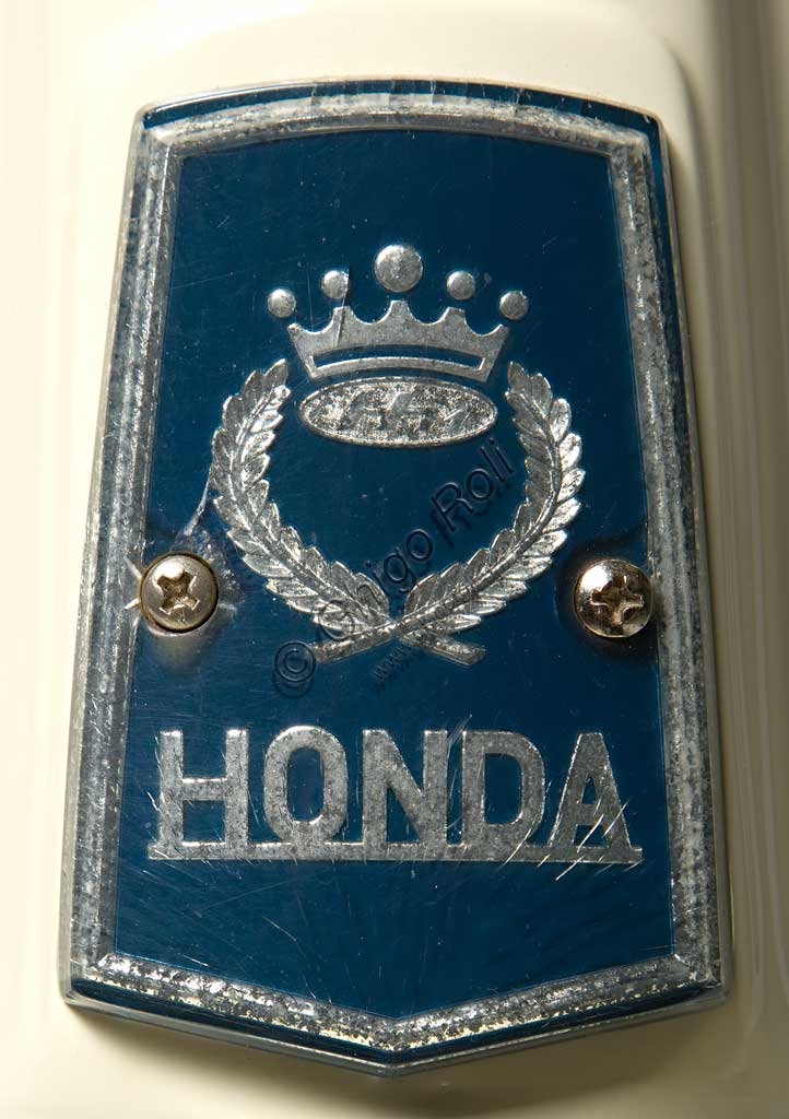 Photo of restored vintage Honda Juno M 85 scooter 1963, boxer twin-cylinder engine