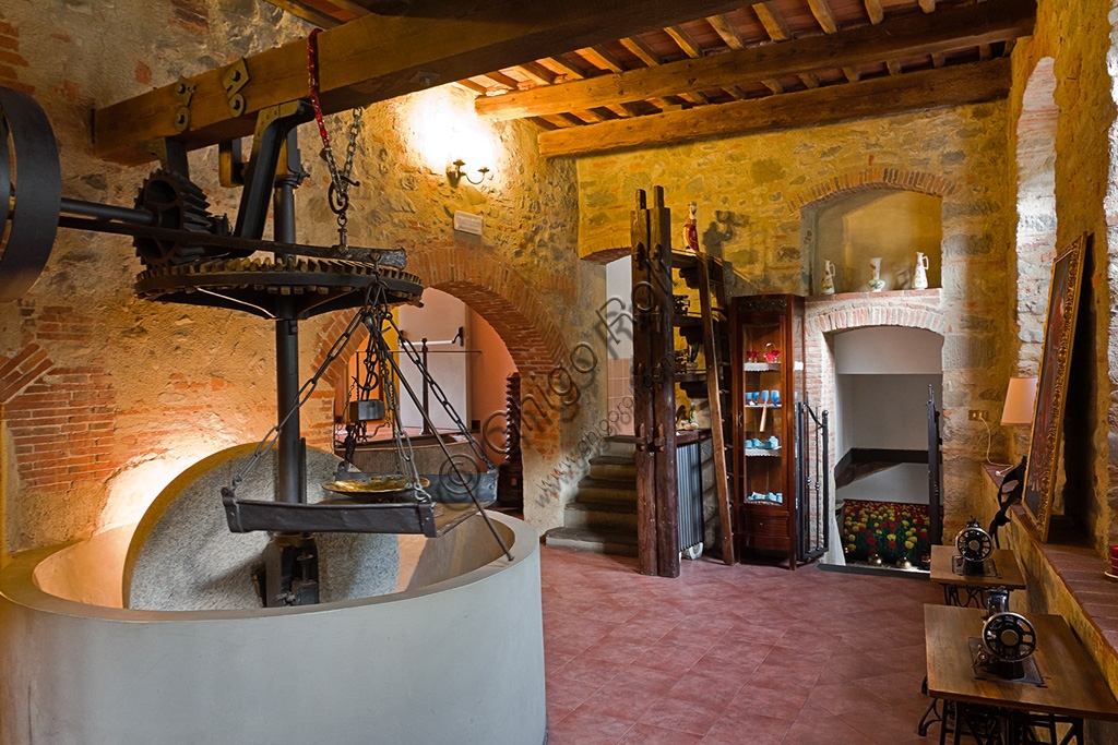 Interno della sala con macina storica presso l'Hotel San Lorenzo, antica cartiera sul torrente Pescia