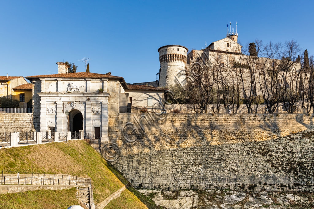 L'ingresso storico del Castello di Brescia, fortezza sul Monte Cidneo in Lombardia
