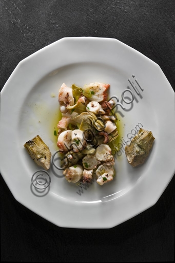 Foto di un piatto di insalata di polpo con carciofi, ricetta tradizionale pugliese