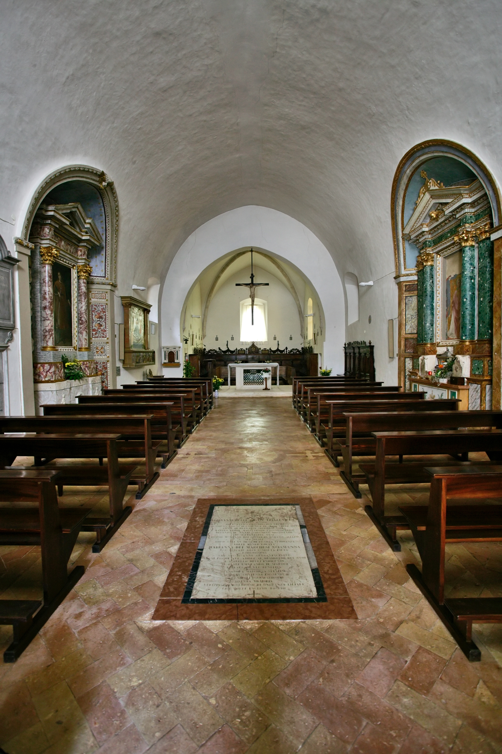 Vista interna della Chiesa di San Fortunato a Montefalco in Umbria, architettura gotica