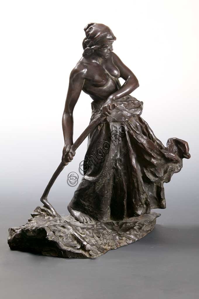 Scultura in bronzo La battitrice di grano di Giuseppe Graziosi, Collezione Assicoop-Unipol