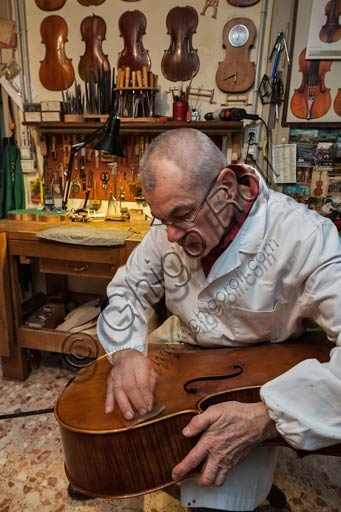 Stefano Conia Senior nel suo laboratorio di liuteria a Cremona, tra legni e violini