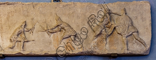 Lastra scultorea romana antica con rilievo di arcieri sagittarii in combattimento, Firenze