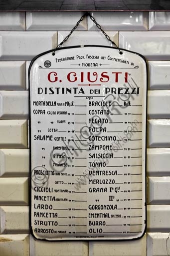 Interno storico e banco di vendita della Salumeria Giusti a Modena con lista dei prezzi in via Farini