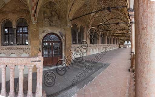 Veduta della loggia esterna del Palazzo della Ragione a Padova, architettura gotica