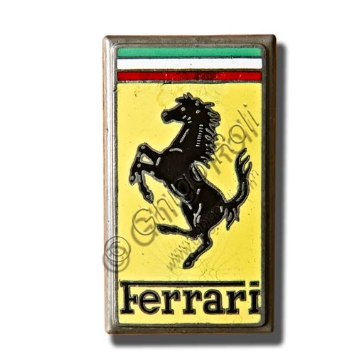 Logo del marchio automobilistico Ferrari su una vettura di Formula 1 e una GT