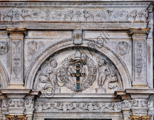 Lunetta con stemma araldico cardinalizio della famiglia Piccolomini, dettaglio della facciata marmorea della Libreria Piccolomini nel Duomo di Siena.
