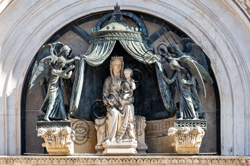Scultura Madonna col Bambino e angeli nella lunetta del Duomo di Orvieto, arte trecentesca in marmo e bronzo.