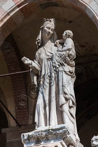 Statua della Madonna con Bambino sulla loggia della facciata del Duomo di Cremona