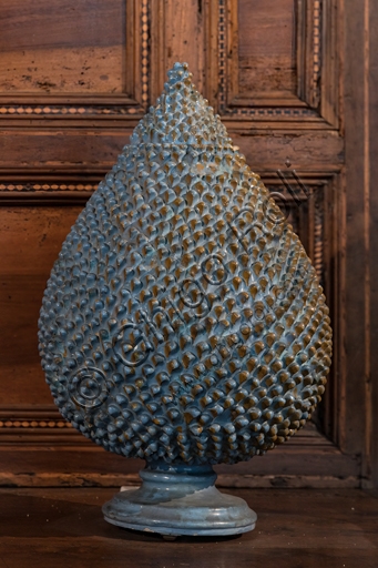 Deruta majolica artistic vase in shape of a pine cone, with polychrome Renaissance decoration, 16th century Italian pottery