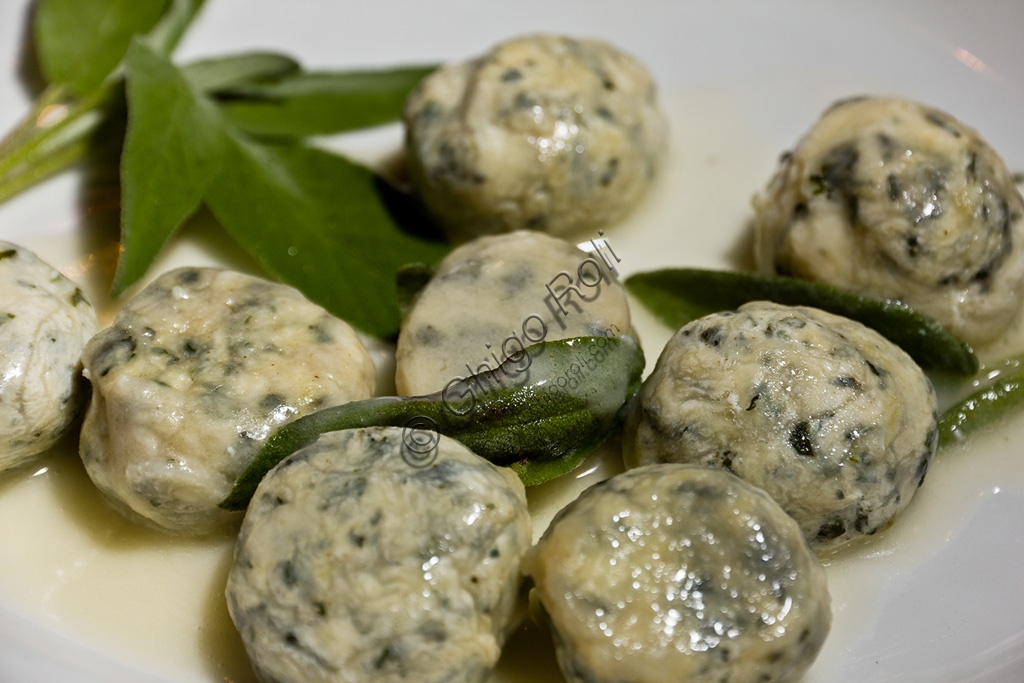 Piatto di malfatti toscani conditi con burro fuso e foglie di salvia fresca, ricetta tradizionale