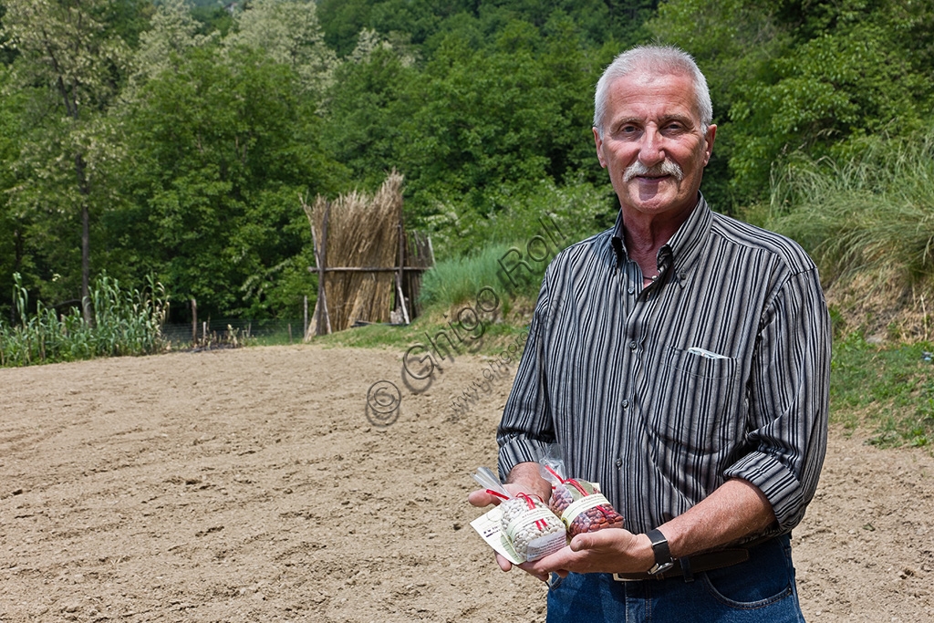 Mauro Carreri dell'associazione Il Ghiareto mostra i sacchi di Fagiolo di Sorana IGP a Pistoia, Toscana
